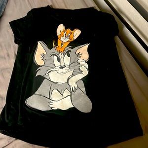 I am selling a ton and jerry shirt
